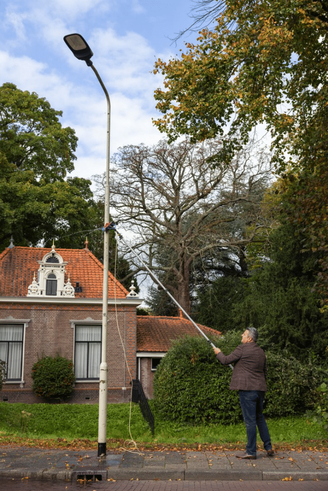 Wethouder Polatli maakt de lichtmast aan de W. de Vries Robbéweg schoon. - Gemeente Gorinchem Wethouder Polatli maakt de lichtmast aan de W. de Vries Robbéweg schoon. - Gemeente Gorinchem